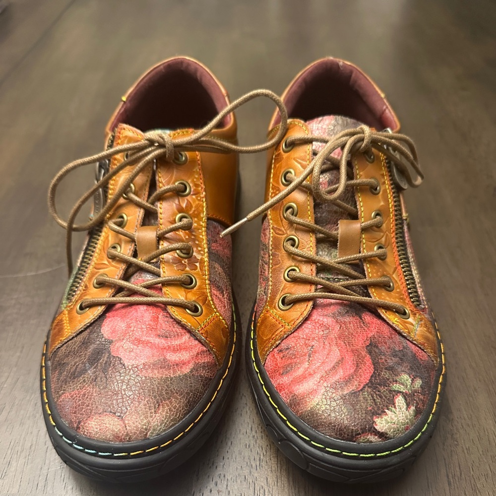 L’artiste Danli Sneakers size 9 US / 40 UK. Like New